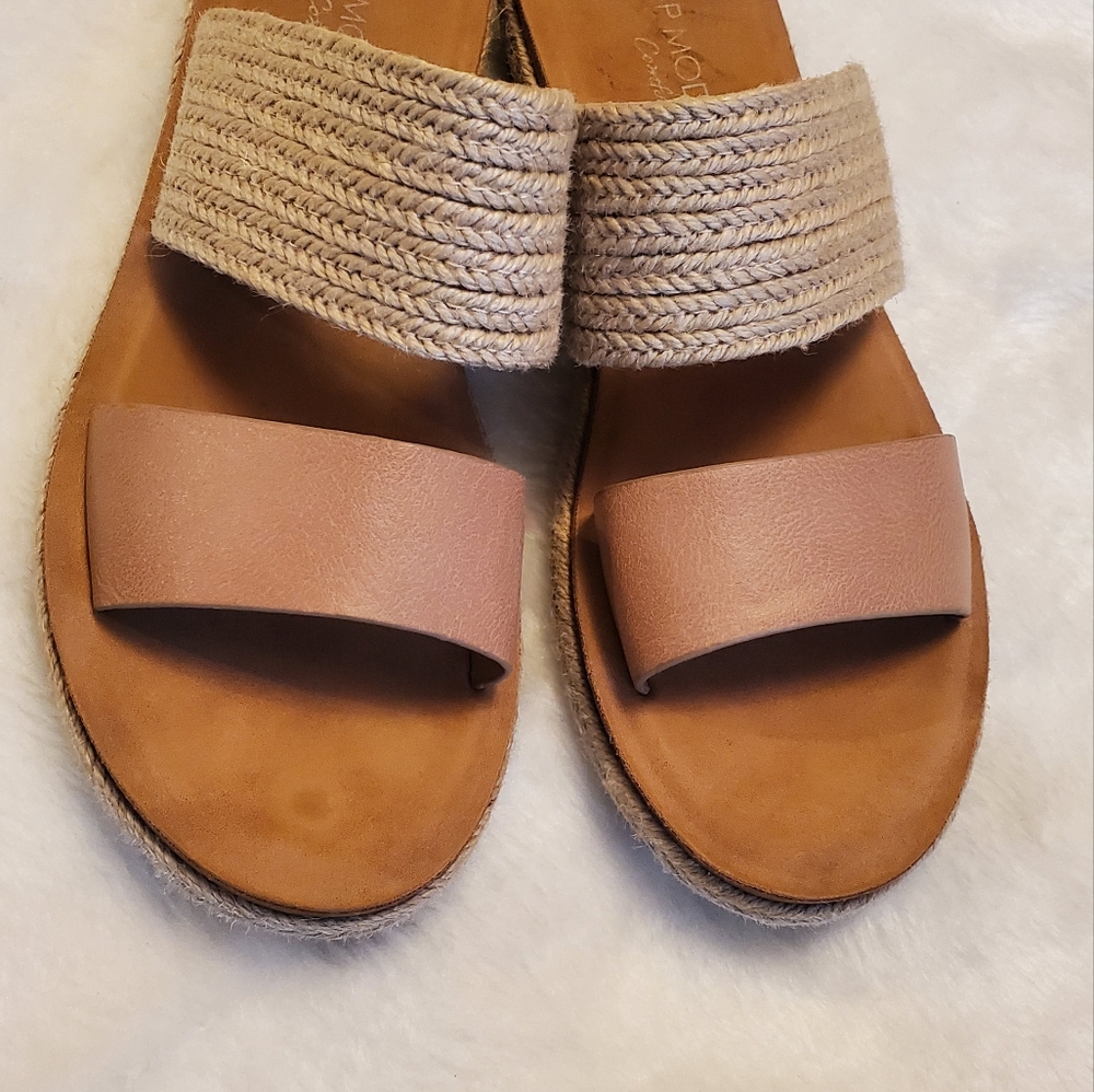 Sandals Top Moda size 7 Great Comfortable stylish sandals!! Tan